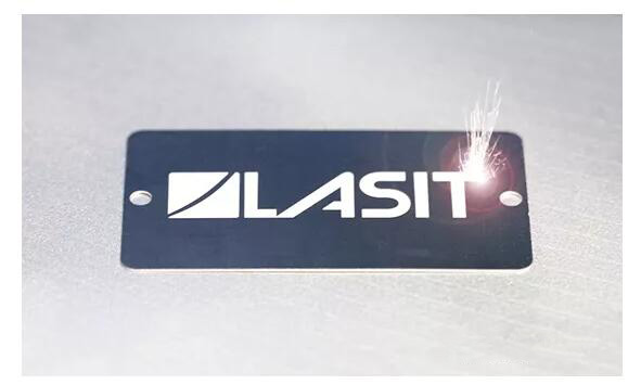 激光打標示意圖，材料表面粗糙度的變化，形成永久性標記