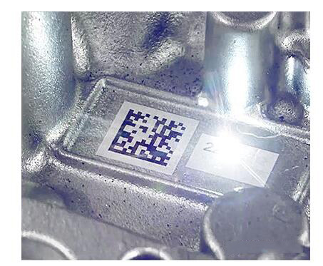 激光雕刻能穿透表面更深，對于易磨損的部件，推薦使用激光雕刻工藝