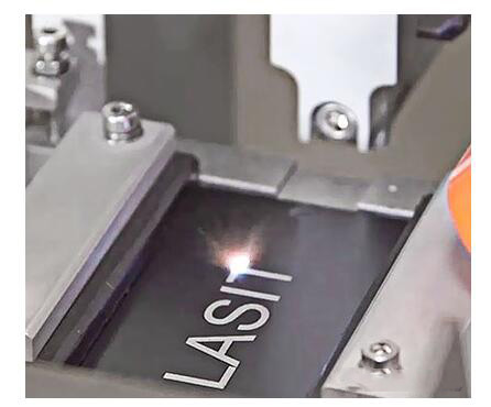 激光打標由于穿透材料表面深度更小，因此相比激光雕刻耗時更少，jiag速度更快